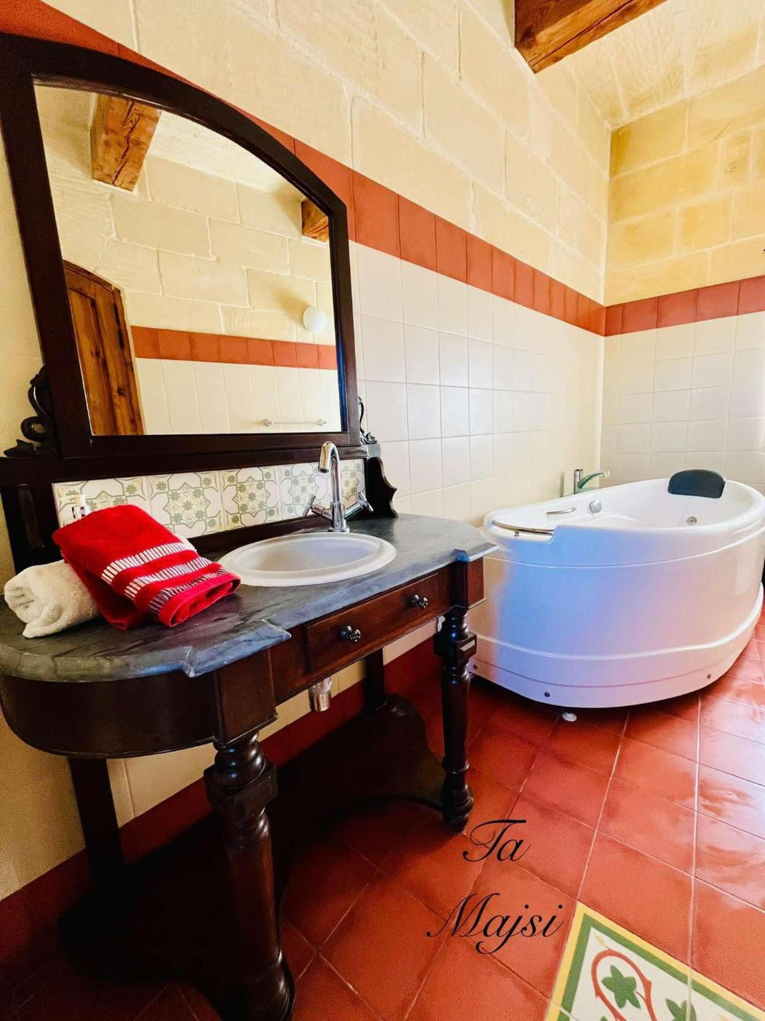 Ta Majsi Farmhouse With Indoor Heated Pool San Lawrenz Exterior foto